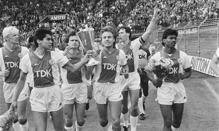 coupe des vainqueurs de coupes football vintage ajax amsterdam