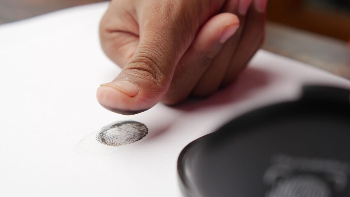 Empreinte de pouce sur papier blanc, sécurité biométrique pour casino en ligne