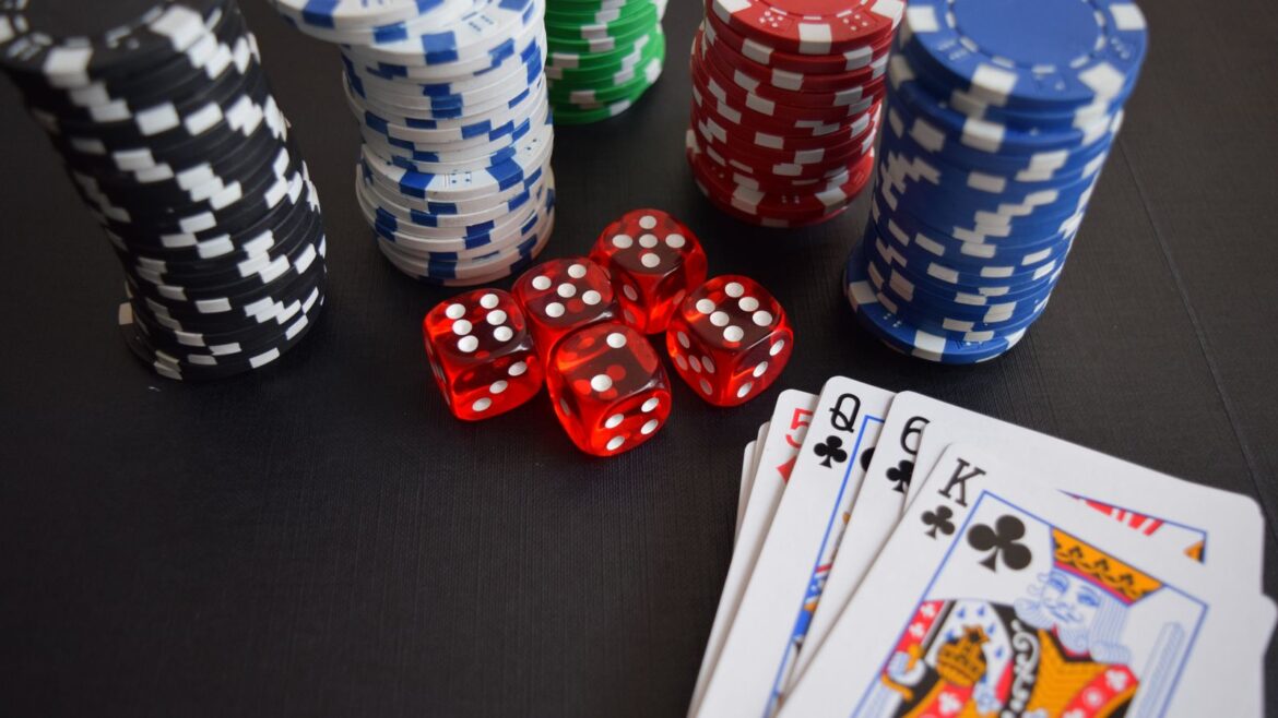 Jetons de casino, dés et cartes à jouer colorés sur une table de poker