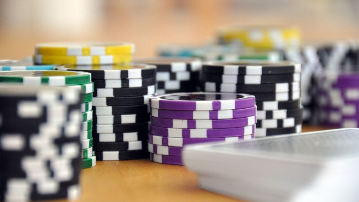 Jetons de poker empilés et cartes à jouer en gros plan sur une table