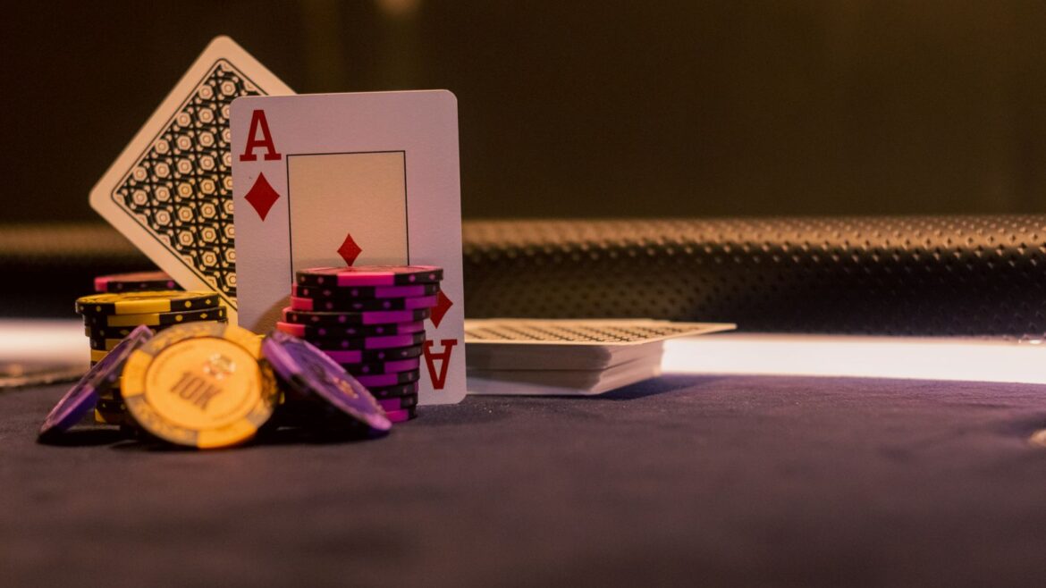 Jetons de poker et cartes à jouer sur table de casino, As de carreau
