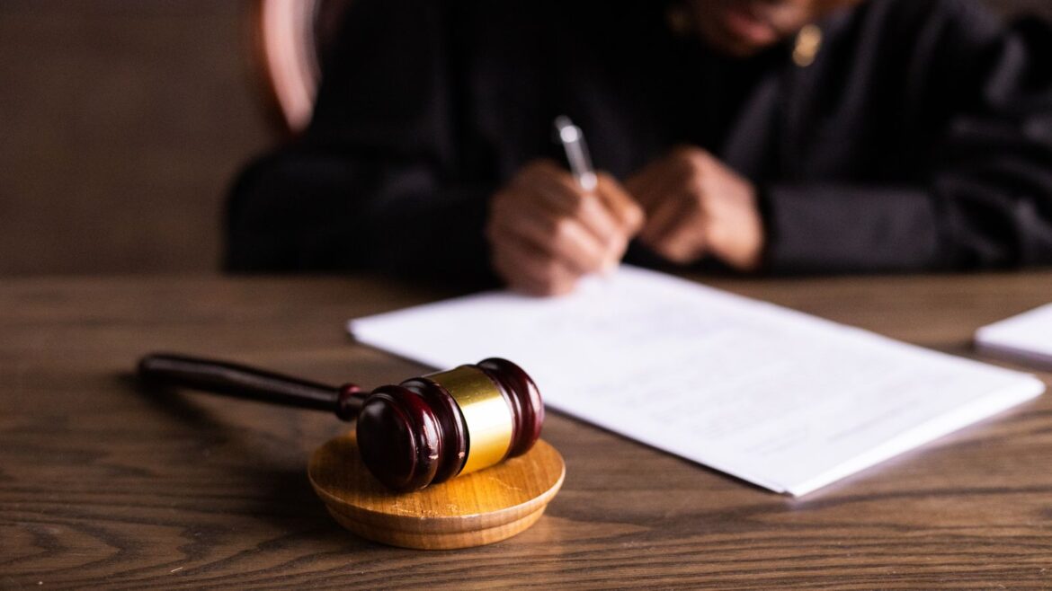 Juge signant des documents avec marteau au premier plan, légalité casino Telegram