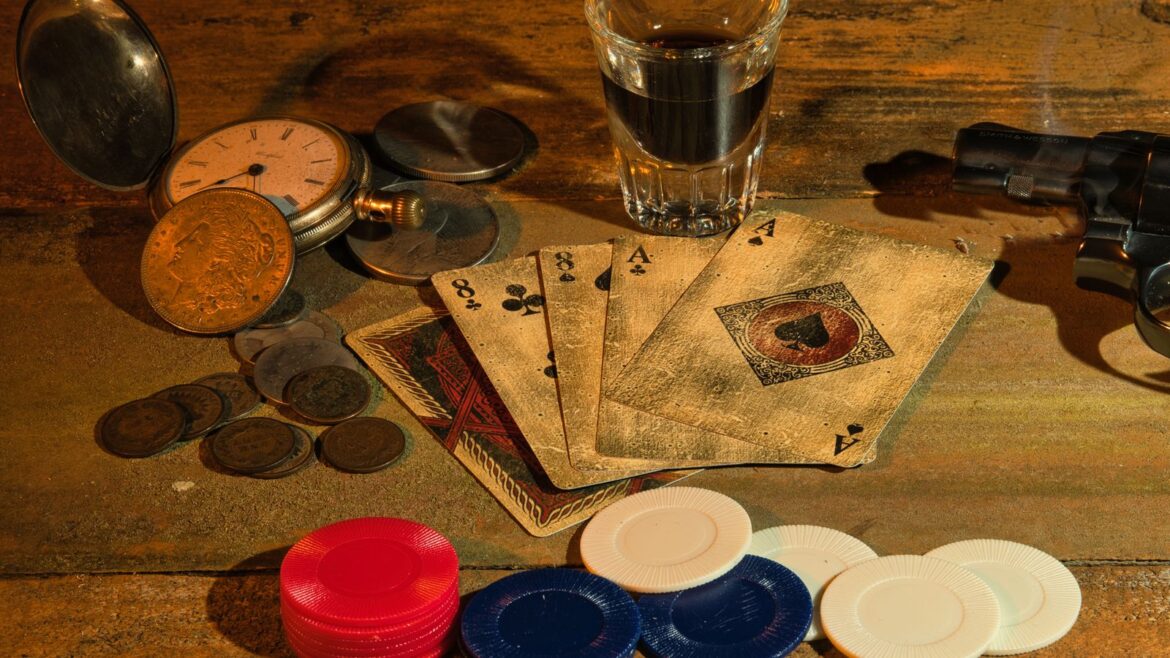 Nature morte vintage avec cartes, jetons de poker, pièces, revolver et montre à gousset