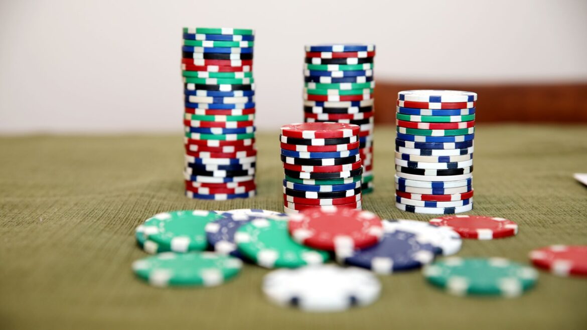 Piles de jetons de poker colorés sur un tapis vert pour parier