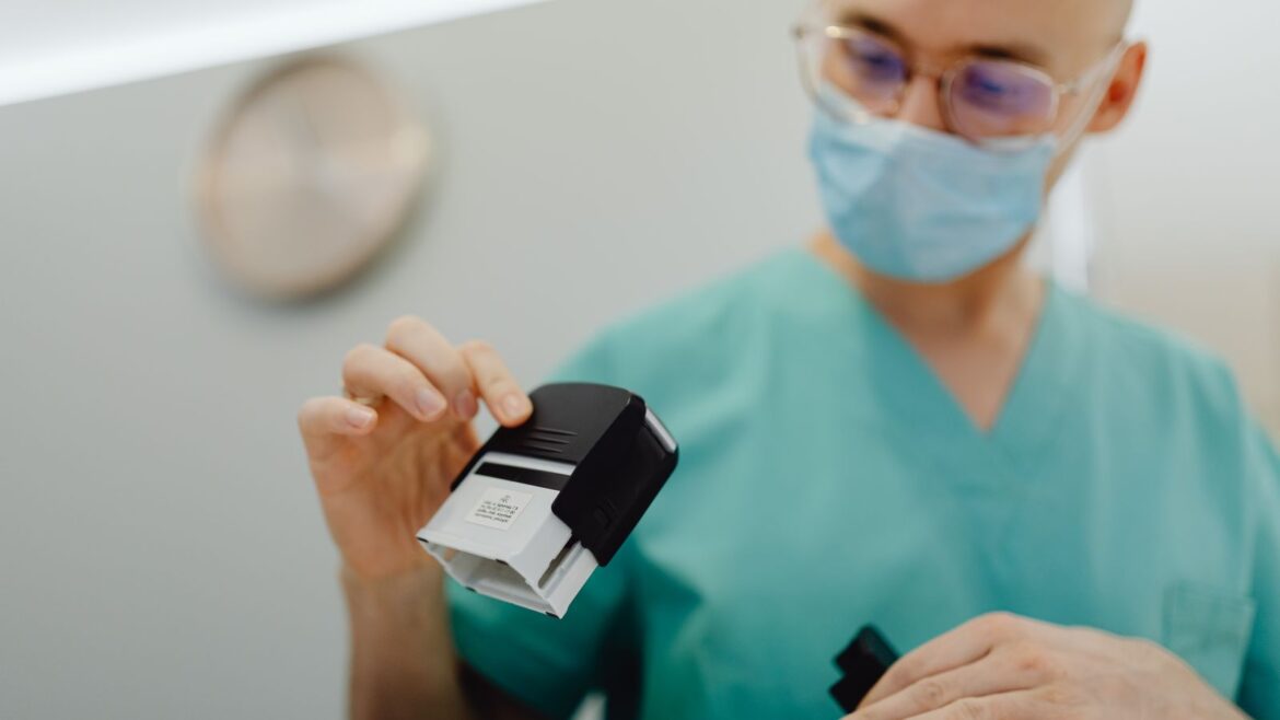 Professionnel de santé apposant un tampon sur des documents dans une clinique