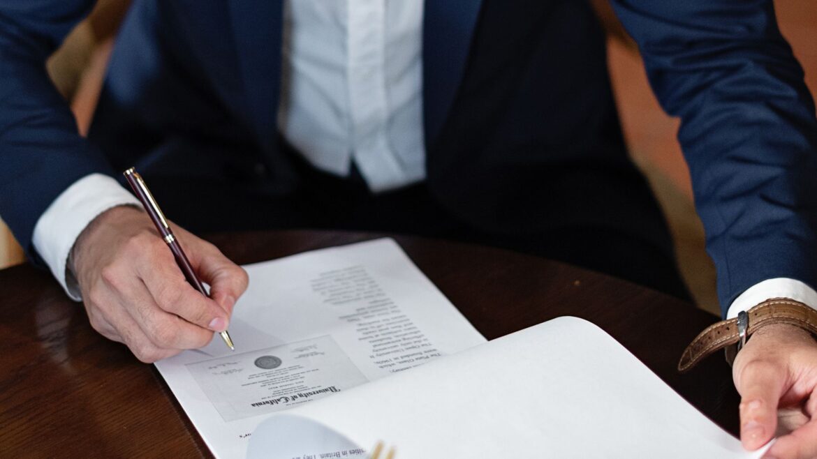 Professionnel signant des documents légaux sur un bureau de bureau
