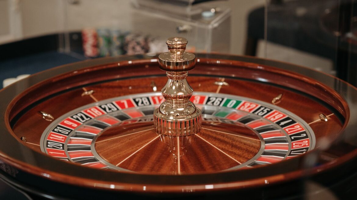 Roue de roulette classique en bois, gros plan dans un casino en ligne